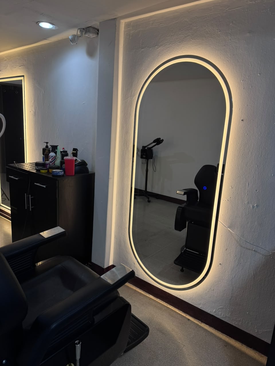 Espejo oval iluminación cálida — Mister Barbershop