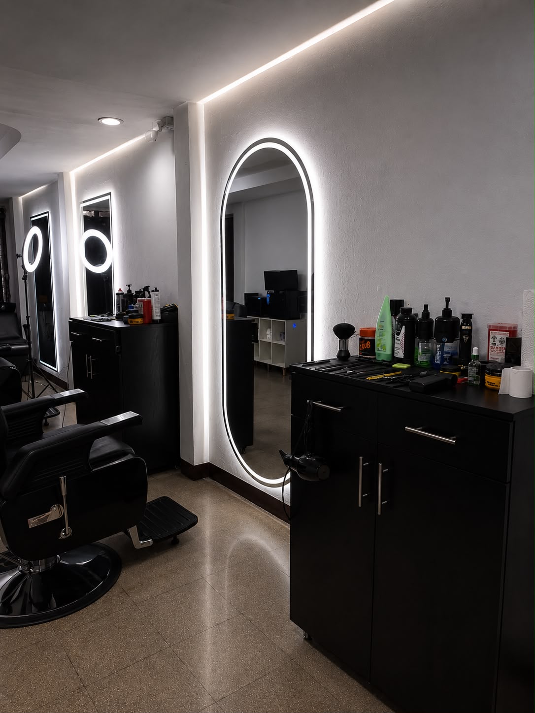 Interior de barbería premium — Mister Barbershop Managua